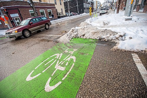 MIKAELA MACKENZIE / WINNIPEG FREE PRESS

A bike lane disappears into a snowbank on Sherbrook Street in Winnipeg on Monday, Nov. 15, 2021. For Danielle story.
Winnipeg Free Press 2021.