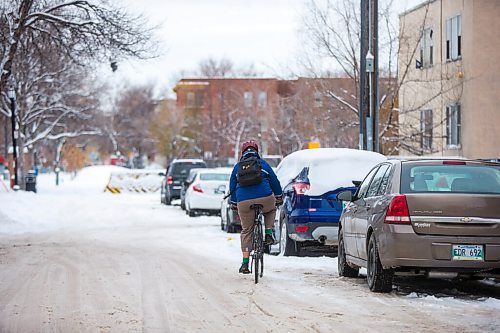 MIKAELA MACKENZIE / WINNIPEG FREE PRESS

A cyclist navigates snowy streets on Young Street at Broadway in Winnipeg on Monday, Nov. 15, 2021. For Danielle story.
Winnipeg Free Press 2021.