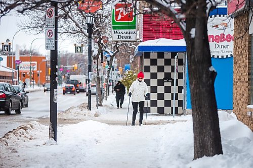 MIKAELA MACKENZIE / WINNIPEG FREE PRESS

Folks navigate snowy streets on Broadway in Winnipeg on Monday, Nov. 15, 2021. For Danielle story.
Winnipeg Free Press 2021.