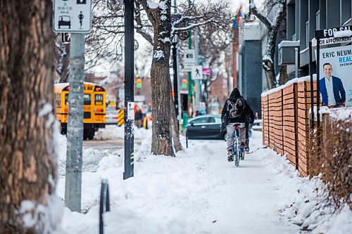 MIKAELA MACKENZIE / WINNIPEG FREE PRESS

Folks cycle on the sidewalk to avoid the slushy road and bike lane on Sherbrook St. in Winnipeg on Monday, Nov. 15, 2021. For Danielle story.
Winnipeg Free Press 2021.