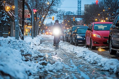 MIKAELA MACKENZIE / WINNIPEG FREE PRESS

A cyclist makes their way down a slushy bike lane on Sherbrook St. in Winnipeg on Monday, Nov. 15, 2021. For Danielle story.
Winnipeg Free Press 2021.