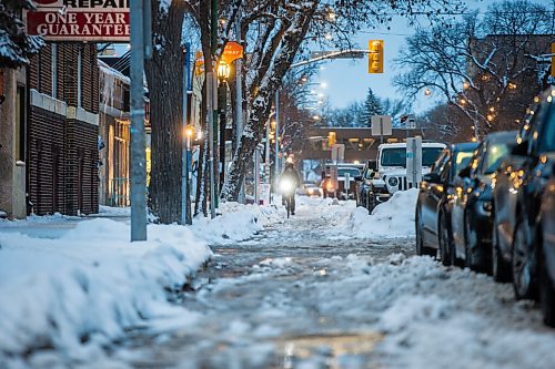 MIKAELA MACKENZIE / WINNIPEG FREE PRESS

A cyclist makes their way down a slushy bike lane on Sherbrook St. in Winnipeg on Monday, Nov. 15, 2021. For Danielle story.
Winnipeg Free Press 2021.