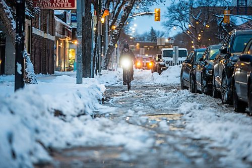 MIKAELA MACKENZIE / WINNIPEG FREE PRESS

A cyclist makes their way down a slushy bike lane on Sherbrook St. in Winnipeg on Monday, Nov. 15, 2021. For Danielle story.
Winnipeg Free Press 2021.