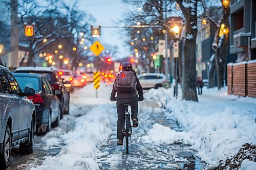 MIKAELA MACKENZIE / WINNIPEG FREE PRESS

A cyclist makes their way down a slushy bike lane on Sherbrook St. in Winnipeg on Monday, Nov. 15, 2021. For Danielle story.
Winnipeg Free Press 2021.