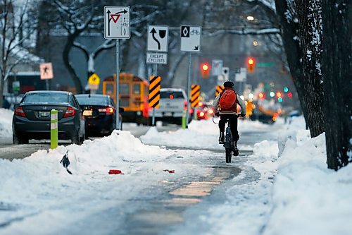 JOHN WOODS / WINNIPEG FREE PRESS
People use the bike paths on McDermott in Winnipeg on Monday, November 15, 2021. 

Re: ?