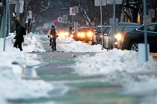 JOHN WOODS / WINNIPEG FREE PRESS
People use the bike paths on McDermott in Winnipeg on Monday, November 15, 2021. 

Re: ?