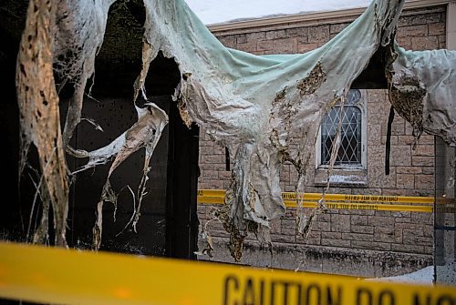 JESSICA LEE / WINNIPEG FREE PRESS

A bus shelter photographed on November 15, 2021 at Broadway and Osborne is taped off following a fire. The roof of the shelter has caved in and melted.

Reporter: Joyanne







