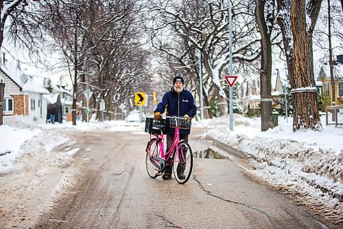 MIKAELA MACKENZIE / WINNIPEG FREE PRESS

Cyclist Tim Brandt poses for a photo with his bike in Winnipeg on Tuesday, Nov. 16, 2021. For Janine LeGal story.
Winnipeg Free Press 2021.