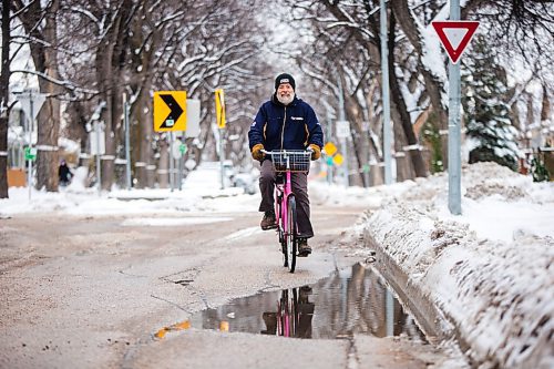 MIKAELA MACKENZIE / WINNIPEG FREE PRESS

Cyclist Tim Brandt rides his bike on the slushy winter streets in Winnipeg on Tuesday, Nov. 16, 2021. For Janine LeGal story.
Winnipeg Free Press 2021.