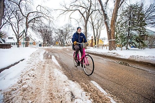 MIKAELA MACKENZIE / WINNIPEG FREE PRESS

Cyclist Tim Brandt rides his bike on the slushy winter streets in Winnipeg on Tuesday, Nov. 16, 2021. For Janine LeGal story.
Winnipeg Free Press 2021.