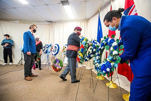 MIKAELA MACKENZIE / WINNIPEG FREE PRESS

Métis Veterans BC Committee Chair, Dave Armitt (centre), lays a wreath at an event commemorating Louis Riel on the anniversary of his execution at the MMF head office in Winnipeg on Tuesday, Nov. 16, 2021. For Carol Sanders story.
Winnipeg Free Press 2021.