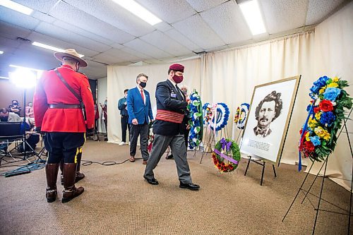 MIKAELA MACKENZIE / WINNIPEG FREE PRESS

Métis Veterans BC Committee Chair, Dave Armitt, lays a wreath at an event commemorating Louis Riel on the anniversary of his execution at the MMF head office in Winnipeg on Tuesday, Nov. 16, 2021. For Carol Sanders story.
Winnipeg Free Press 2021.