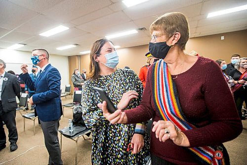 MIKAELA MACKENZIE / WINNIPEG FREE PRESS

Premier Heather Stefanson takes a selfie with Denise Thomas at an event commemorating Louis Riel on the anniversary of his execution at the MMF head office in Winnipeg on Tuesday, Nov. 16, 2021. For Carol Sanders story.
Winnipeg Free Press 2021.