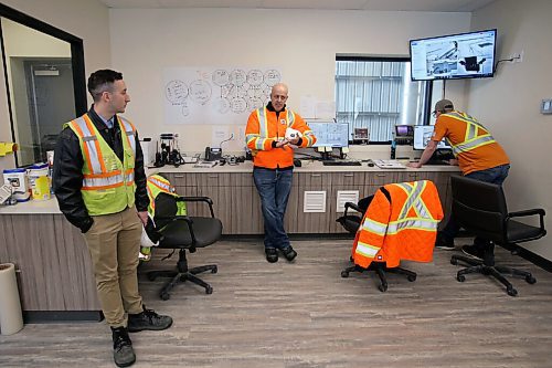 SHANNON VANRAES / WINNIPEG FREE PRESS
Parrish & Heimbeckers Western Region Regional Manager Daryl McCharles speaks in the control room of the newly completed Dugald Grain Elevator & Crop Inputs Centre east of Winnipeg on November 16, 2021.