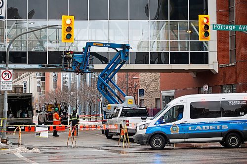 JOHN WOODS / WINNIPEG FREE PRESS
A crew works on repairing a skywalk over Donald at Portage in Winnipeg on Tuesday, November 16, 2021. Snow clearing equipment reportedly collided with the downtown skywalk.

Re: ?