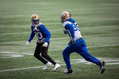 JESSICA LEE / WINNIPEG FREE PRESS

Winston Rose (left) gets ready to defend against Kenny Lawler on November 16, 2021 at Bombers practice at IG Field.

Reporter: Mike S.






