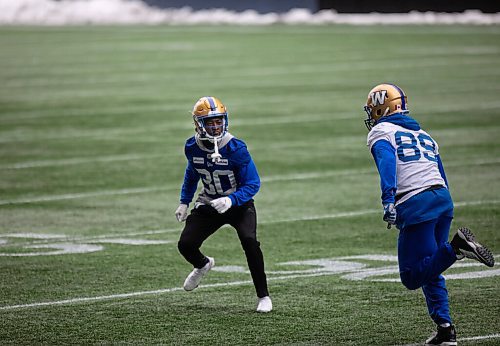 JESSICA LEE / WINNIPEG FREE PRESS

Winston Rose (left) gets ready to defend against Kenny Lawler on November 16, 2021 at Bombers practice at IG Field.

Reporter: Mike S.







