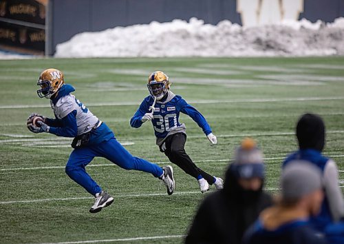 JESSICA LEE / WINNIPEG FREE PRESS

Winston Rose (right) runs after Kenny Lawler on November 16, 2021 at Bombers practice at IG Field.

Reporter: Mike S.







