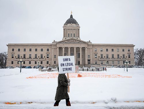 JESSICA LEE / WINNIPEG FREE PRESS

University of Manitoba Faculty Association members strike in front of the Legislative Building on November 17, 2021. 







