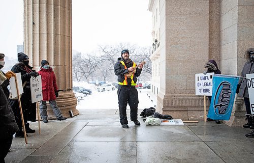 JESSICA LEE / WINNIPEG FREE PRESS

University of Manitoba Faculty Association members strike in front of the Legislative Building on November 17, 2021. Strike captain Michael Minor leads the group in a song about solidarity.








