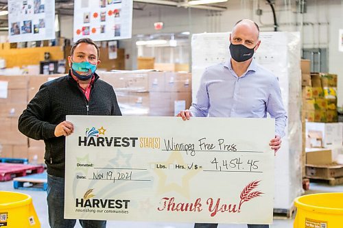 MIKAELA MACKENZIE / WINNIPEG FREE PRESS

Free Press editor Paul Samyn (right) presents Harvest Manitoba president and CEO Vince Barletta with a donation of the proceeds from the inaugural Free Press Fall Supper. The event, held in October, was tied to an editorial project produced by the arts and life department which followed the production of local ingredients, such as chicken, cheese, mushrooms and beets, from start to finish. Chef Matty Neufeld used the ingredients that were profiled by the reporters to create the entrée for the fall supper. All proceeds from the event were donated to Harvest Manitoba. Standup.
Winnipeg Free Press 2021.