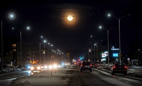 Mike Sudoma / Winnipeg Free Press 
A full moon glows above Grant avenue near Grant Park Mall Friday evening
November 19, 2021