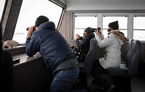 JESSICA LEE / WINNIPEG FREE PRESS

Photographers take photos of an electric Tundra Buggy on November 20, 2021 in Churchill, Manitoba.

Reporter: Sarah








