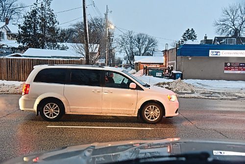Canstar Community News 
Woe betide the driver who blocks a back lane because of a traffic signal when correspondent Doug Kretchmer is around.
