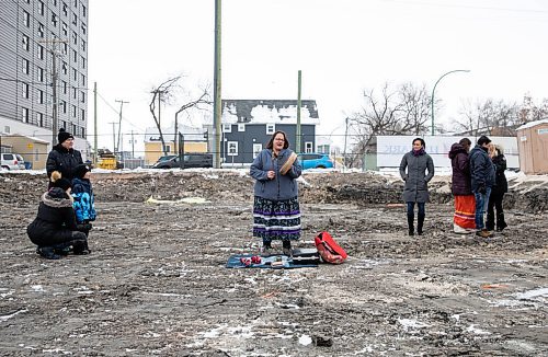 JESSICA LEE / WINNIPEG FREE PRESS

Jamie Grasby, a knowledge keeper (centre), blesses the site at 390 Ross Ave on November 22, 2021. Home First Winnipeg Inc is building a 47-unit apartment for those at risk of becoming homeless.

