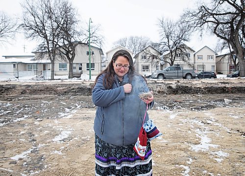 JESSICA LEE / WINNIPEG FREE PRESS

Jamie Grasby, a knowledge keeper, blesses the site at 390 Ross Ave by smudging on November 22, 2021. Home First Winnipeg Inc is building a 47-unit apartment for those at risk of becoming homeless.