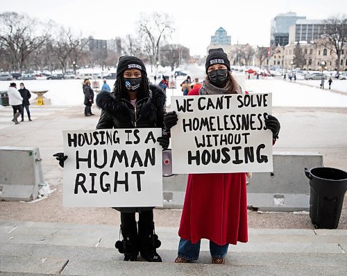 JESSICA LEE / WINNIPEG FREE PRESS

Judith Oviosun (left) and Alexandra Koslock are photographed at the Manitoba Legislative Building on November 22, 2021, where a Right to Housing rally was held to call on Premier Stefanson to commit to building 300 new units of rent geared to income housing.










