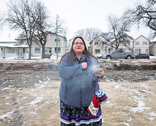 JESSICA LEE / WINNIPEG FREE PRESS

Jamie Grasby, a knowledge keeper, blesses the site at 390 Ross Ave by smudging on November 22, 2021. Home First Winnipeg Inc is building a 47-unit apartment for those at risk of becoming homeless.