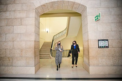 MIKAELA MACKENZIE / WINNIPEG FREE PRESS

Premier Heather Stefanson, with her assistant Olivia Billson, walks to the chamber to read the throne speech at the Manitoba Legislative Building in Winnipeg on Tuesday, Nov. 23, 2021. For --- story.
Winnipeg Free Press 2021.