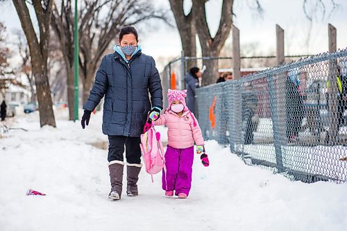 MIKAELA MACKENZIE / WINNIPEG FREE PRESS

Emely Camia picks up her four-year-old daughter, Queenlloy, from Strathcona School in Winnipeg on Tuesday, Nov. 23, 2021. For Maggie story.
Winnipeg Free Press 2021.