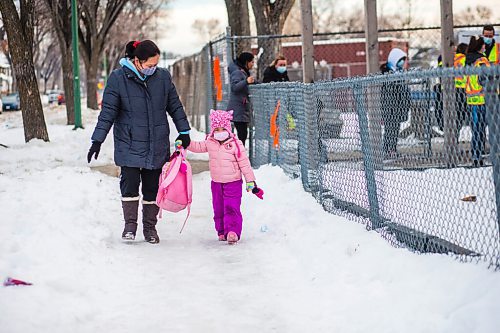 MIKAELA MACKENZIE / WINNIPEG FREE PRESS

Emely Camia picks up her four-year-old daughter, Queenlloy, from Strathcona School in Winnipeg on Tuesday, Nov. 23, 2021. For Maggie story.
Winnipeg Free Press 2021.