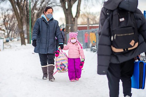 MIKAELA MACKENZIE / WINNIPEG FREE PRESS

Emely Camia picks up her four-year-old daughter, Queenlloy, from Strathcona School in Winnipeg on Tuesday, Nov. 23, 2021. For Maggie story.
Winnipeg Free Press 2021.