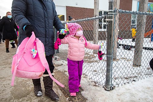 MIKAELA MACKENZIE / WINNIPEG FREE PRESS

Emely Camia picks up her four-year-old daughter, Queenlloy, from Strathcona School in Winnipeg on Tuesday, Nov. 23, 2021. For Maggie story.
Winnipeg Free Press 2021.