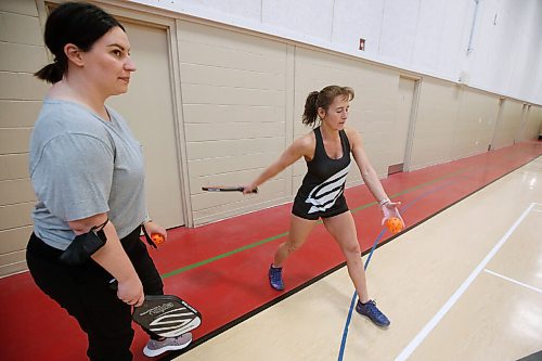 JOHN WOODS / WINNIPEG FREE PRESS
Winnipeg Free Press reporter Jen Zoratti, left, learns how to play pickleball from Rose Sawatzky, president of Pickleball Manitoba and National Championship silver medalist, at Sturgeon Heights Community Centre on Tuesday, November 23, 2021.
Re: zoratti