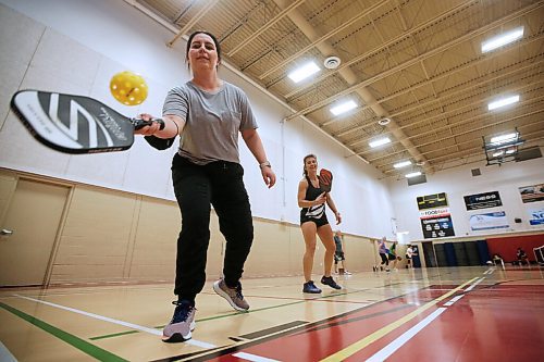 JOHN WOODS / WINNIPEG FREE PRESS
Winnipeg Free Press reporter Jen Zoratti, left, learns how to play pickleball from Rose Sawatzky, president of Pickleball Manitoba and National Championship silver medalist, at Sturgeon Heights Community Centre on Tuesday, November 23, 2021.
Re: zoratti