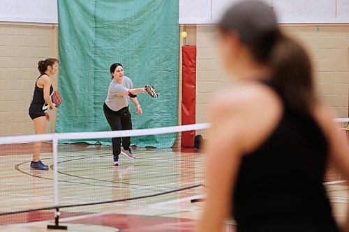 JOHN WOODS / WINNIPEG FREE PRESS
Winnipeg Free Press reporter Jen Zoratti, centre, learns how to play pickleball from Rose Sawatzky, president of Pickleball Manitoba and National Championship silver medalist, at Sturgeon Heights Community Centre  on Tuesday, November 23, 2021. 

Re: zoratti