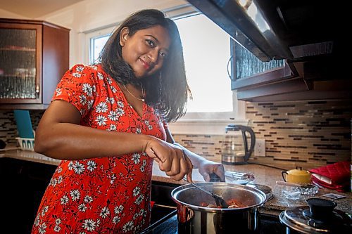 MIKE DEAL / WINNIPEG FREE PRESS
Anucyia Victor Kitching prepares her mothers chicken stew at her home in Portage la Prairie, Tuesday morning.
See Anucyia's story
211123 - Tuesday, November 23, 2021.