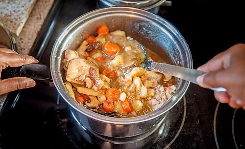 MIKE DEAL / WINNIPEG FREE PRESS
Anucyia Victor Kitching prepares her mothers chicken stew at her home in Portage la Prairie, Tuesday morning.
See Anucyia's story
211123 - Tuesday, November 23, 2021.