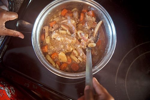 MIKE DEAL / WINNIPEG FREE PRESS
Anucyia Victor Kitching prepares her mothers chicken stew at her home in Portage la Prairie, Tuesday morning.
See Anucyia's story
211123 - Tuesday, November 23, 2021.