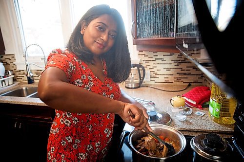 MIKE DEAL / WINNIPEG FREE PRESS
Anucyia Victor Kitching prepares her mothers chicken stew at her home in Portage la Prairie, Tuesday morning.
See Anucyia's story
211123 - Tuesday, November 23, 2021.