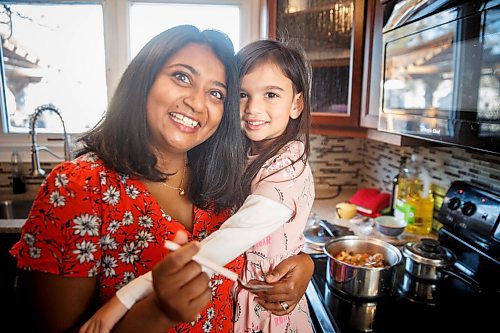 MIKE DEAL / WINNIPEG FREE PRESS
Anucyia Victor Kitching lets her daughter, Faith, 5, taste test her mothers chicken stew at their home in Portage la Prairie, Tuesday morning.
See Anucyia's story
211123 - Tuesday, November 23, 2021.