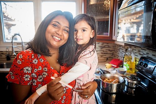 MIKE DEAL / WINNIPEG FREE PRESS
Anucyia Victor Kitching lets her daughter, Faith, 5, taste test her mothers chicken stew at their home in Portage la Prairie, Tuesday morning.
See Anucyia's story
211123 - Tuesday, November 23, 2021.