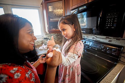 MIKE DEAL / WINNIPEG FREE PRESS
Anucyia Victor Kitching lets her daughter, Faith, 5, taste test her mothers chicken stew at their home in Portage la Prairie, Tuesday morning.
See Anucyia's story
211123 - Tuesday, November 23, 2021.