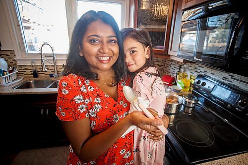 MIKE DEAL / WINNIPEG FREE PRESS
Anucyia Victor Kitching lets her daughter, Faith, 5, taste test her mothers chicken stew at their home in Portage la Prairie, Tuesday morning.
See Anucyia's story
211123 - Tuesday, November 23, 2021.