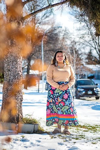 MIKAELA MACKENZIE / WINNIPEG FREE PRESS

Kay Lagimodiere poses for a portrait in front of her home in Winnipeg on Wednesday, Nov. 24, 2021. For Janine story.
Winnipeg Free Press 2021.