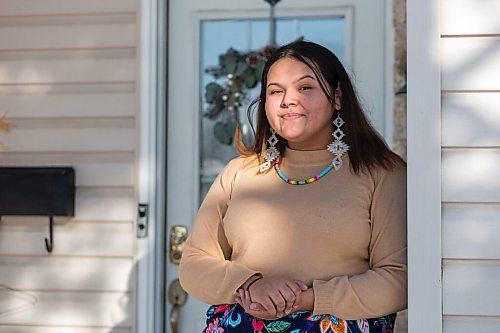 MIKAELA MACKENZIE / WINNIPEG FREE PRESS

Kay Lagimodiere poses for a portrait in front of her home in Winnipeg on Wednesday, Nov. 24, 2021. For Janine story.
Winnipeg Free Press 2021.